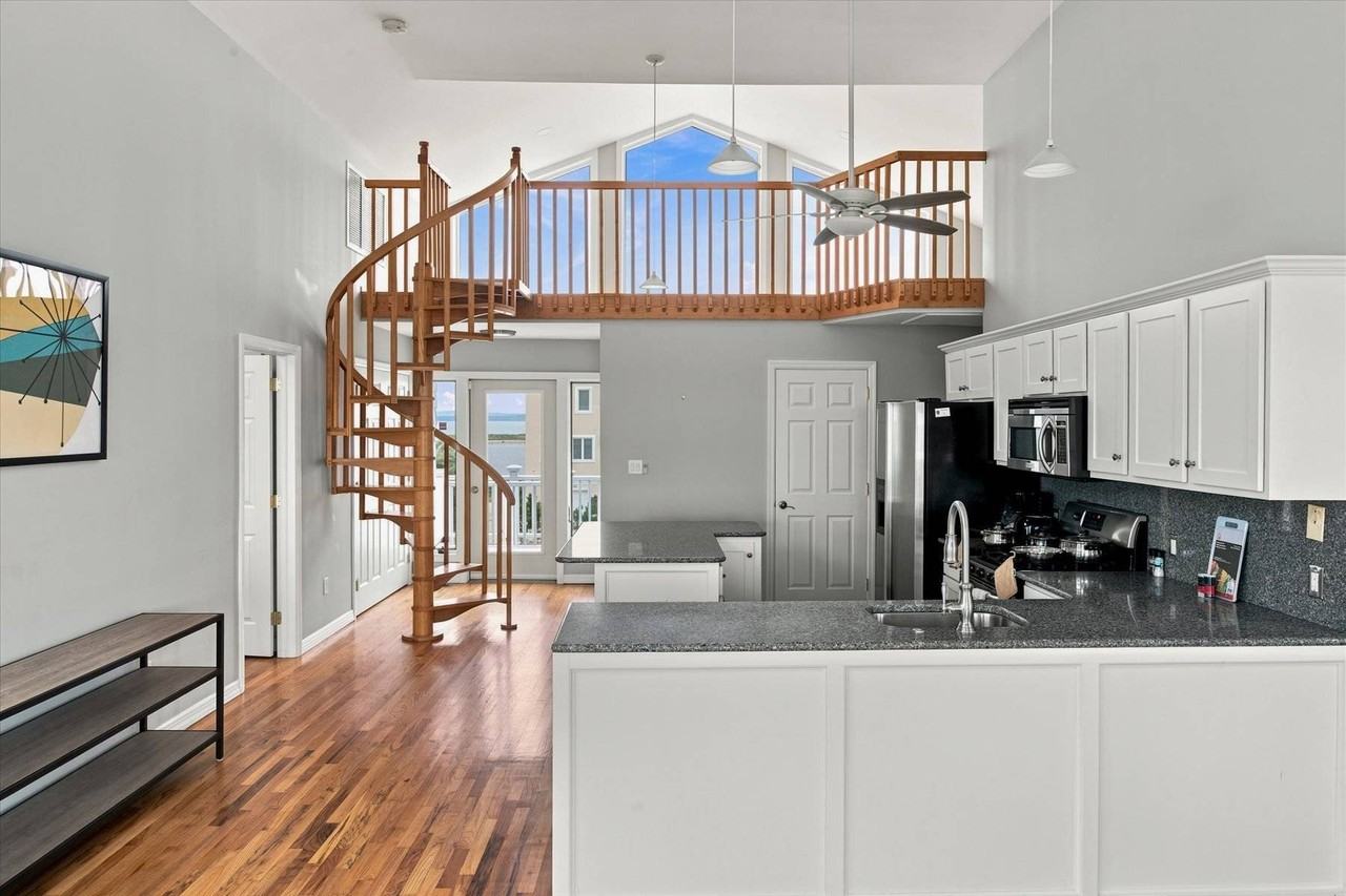717 Dune Rd - Photo 4 of 21