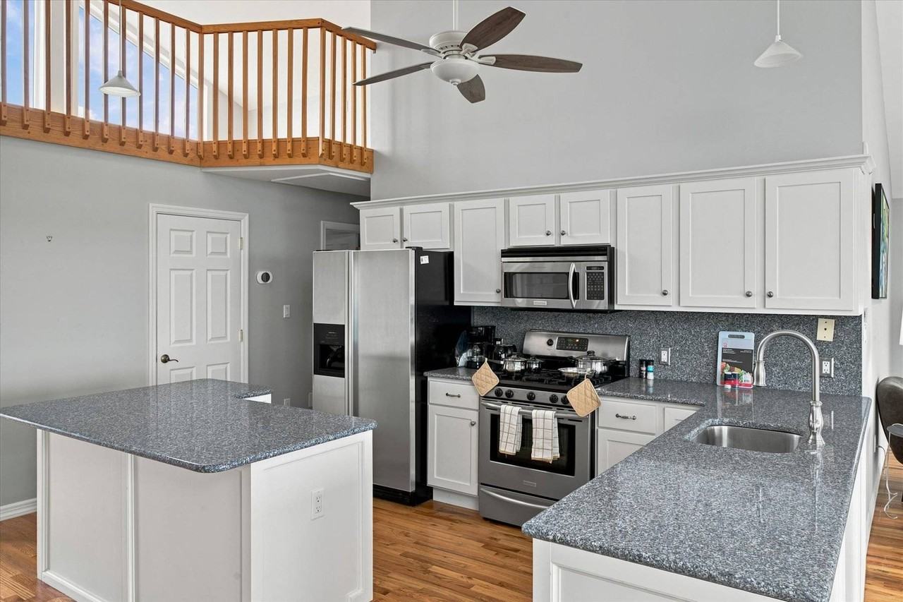 717 Dune Rd - Photo 5 of 21