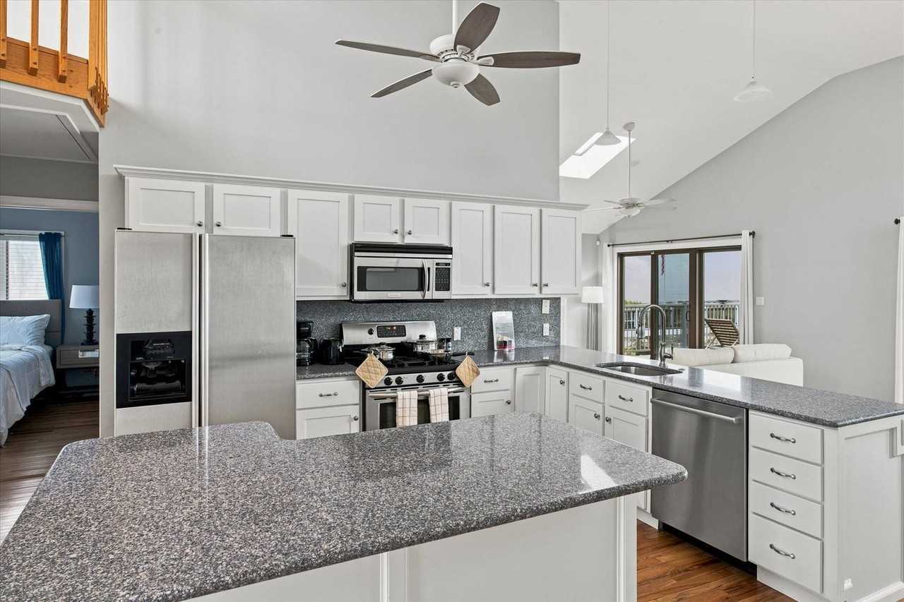 717 Dune Rd - Photo 6 of 21