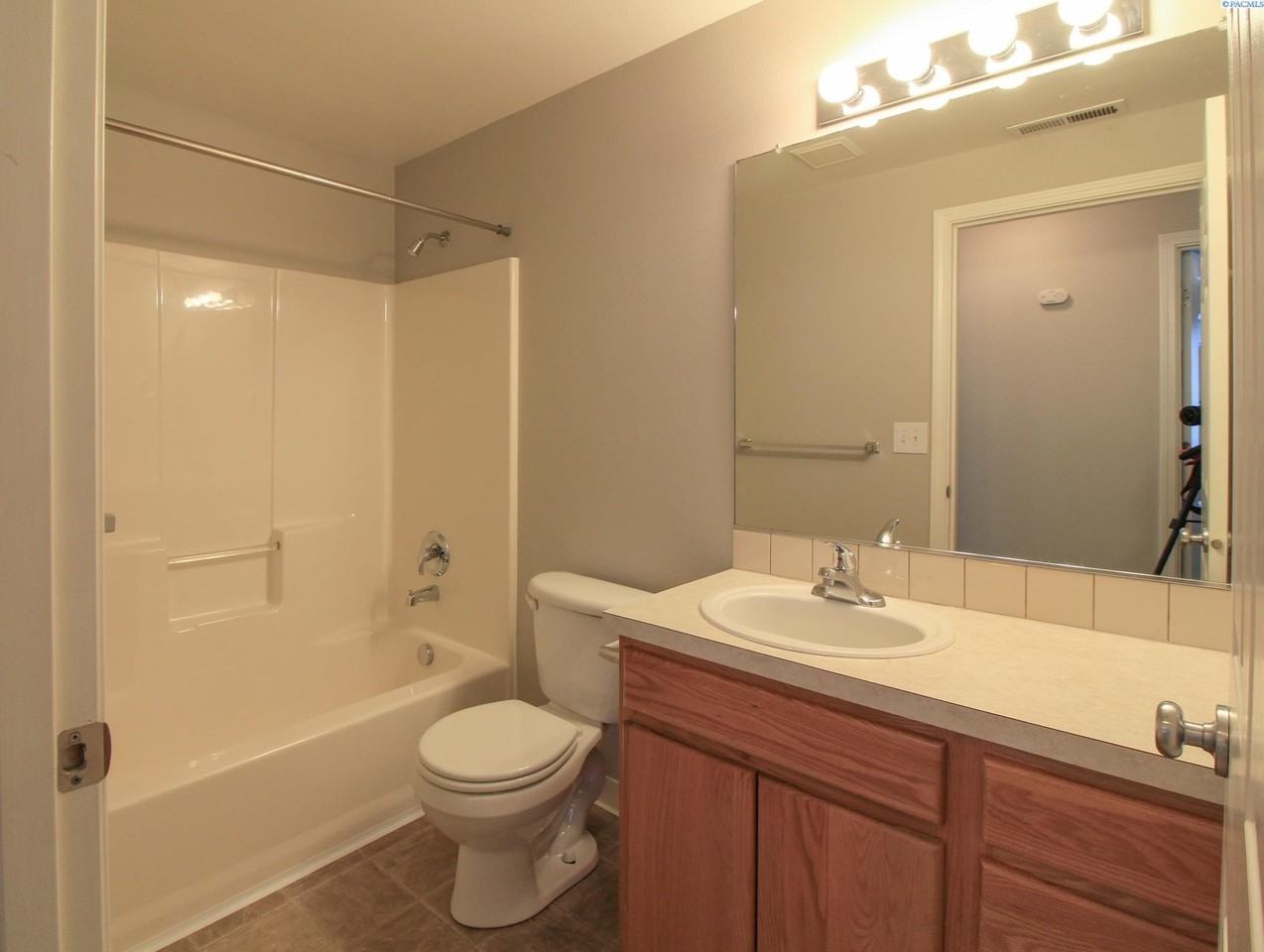 402 Abbot St - Photo 7 of 12
