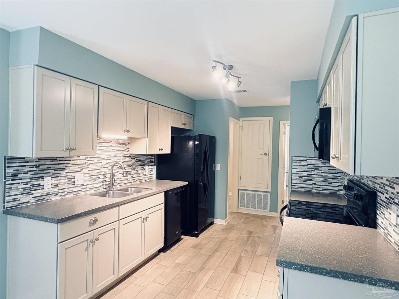 10621 Creek Ridge Dr - Photo 3 of 26