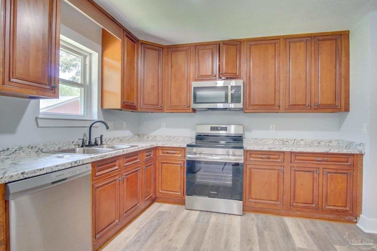 195 Navarro Rd - Photo 6 of 26