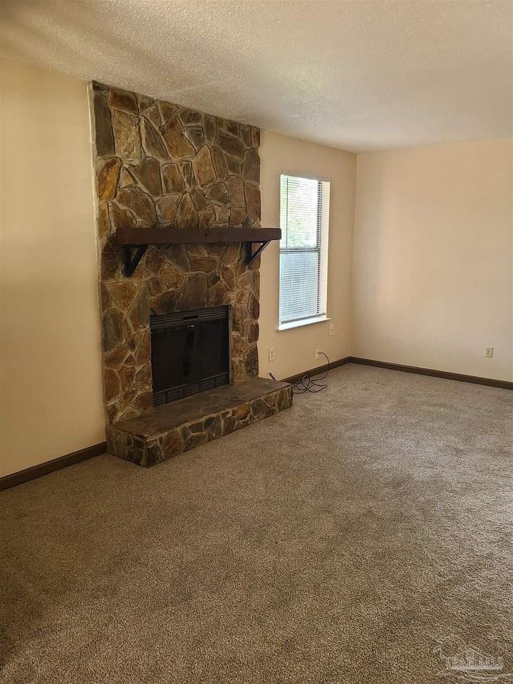 7924 Deborah Dr - Photo 3 of 12