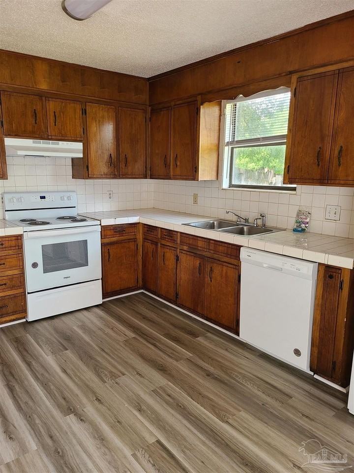 7924 Deborah Dr - Photo 6 of 12