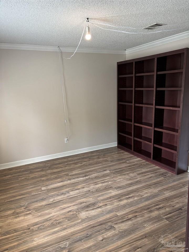 3111 Leesburg Sq - Photo 5 of 26