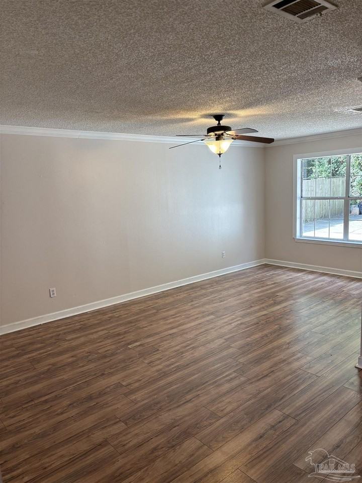 3111 Leesburg Sq - Photo 6 of 26