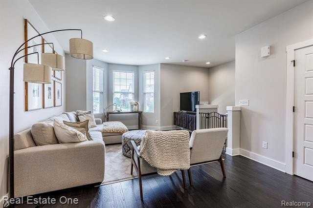 2785 Hartwick Dr - Photo 4 of 33
