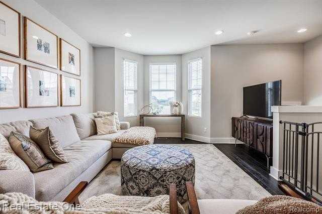 2785 Hartwick Dr - Photo 5 of 33