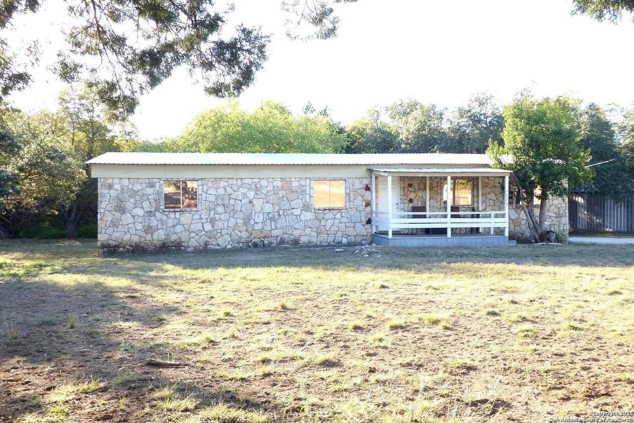 1884 Live Oak Dr - Photo 2 of 40