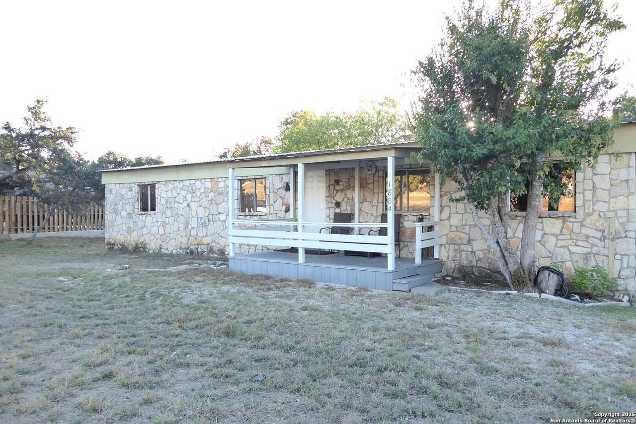 1884 Live Oak Dr - Photo 4 of 40