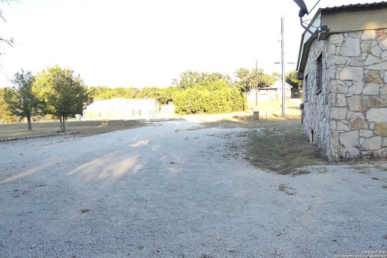 1884 Live Oak Dr - Photo 5 of 40