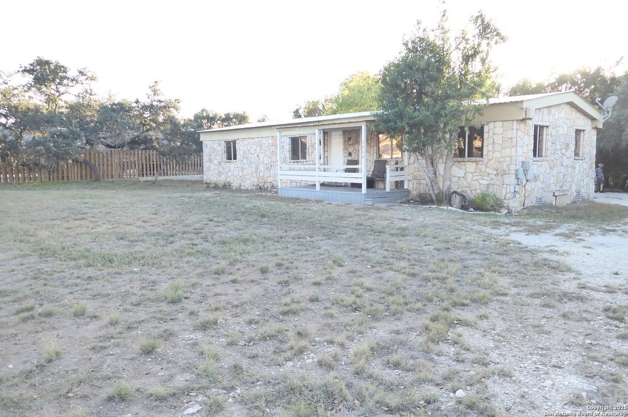 1884 Live Oak Dr - Photo 6 of 40