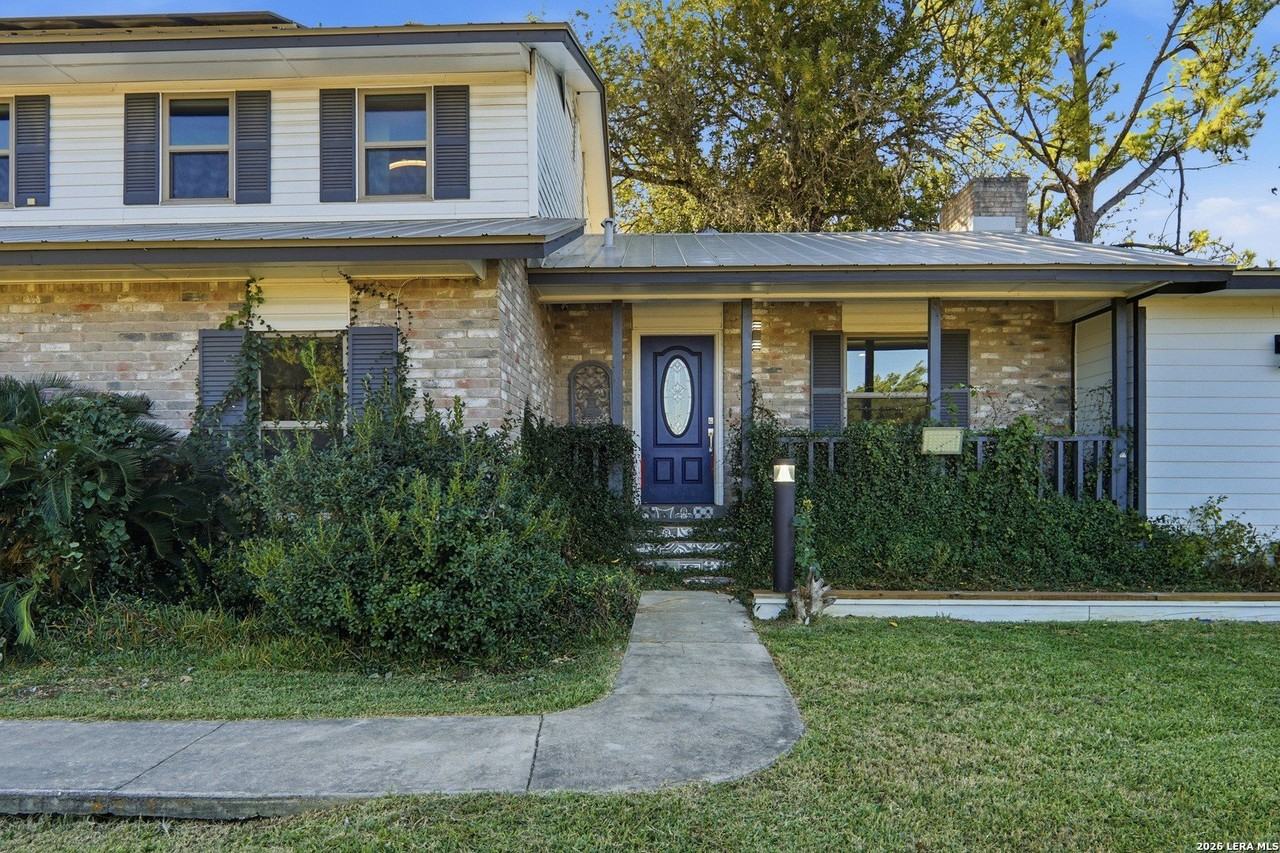 28515 Saxet Dr - Photo 3 of 40