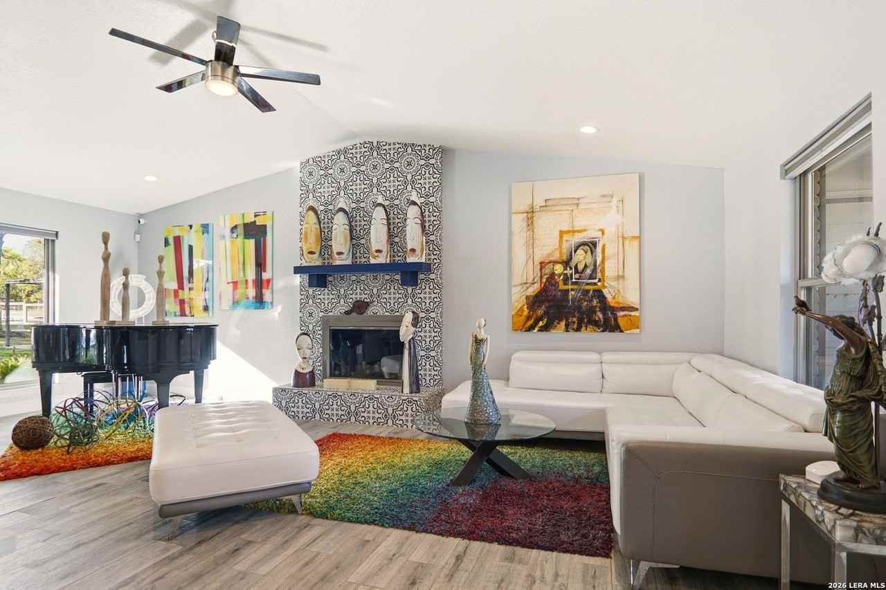 28515 Saxet Dr - Photo 4 of 40