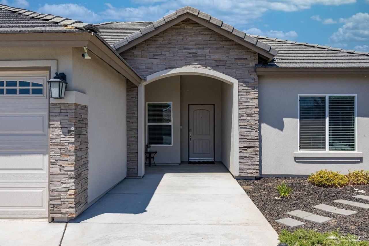 1317 Fair Oak Dr - Photo 2 of 25