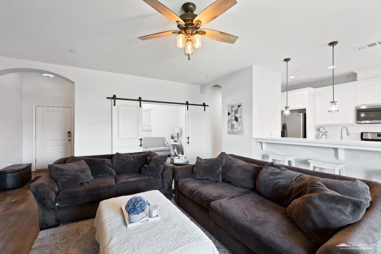 1317 Fair Oak Dr - Photo 3 of 25