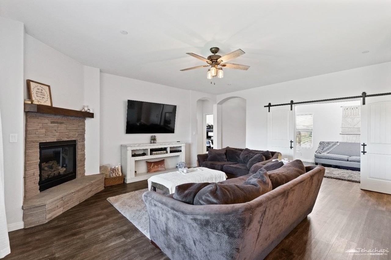 1317 Fair Oak Dr - Photo 6 of 25