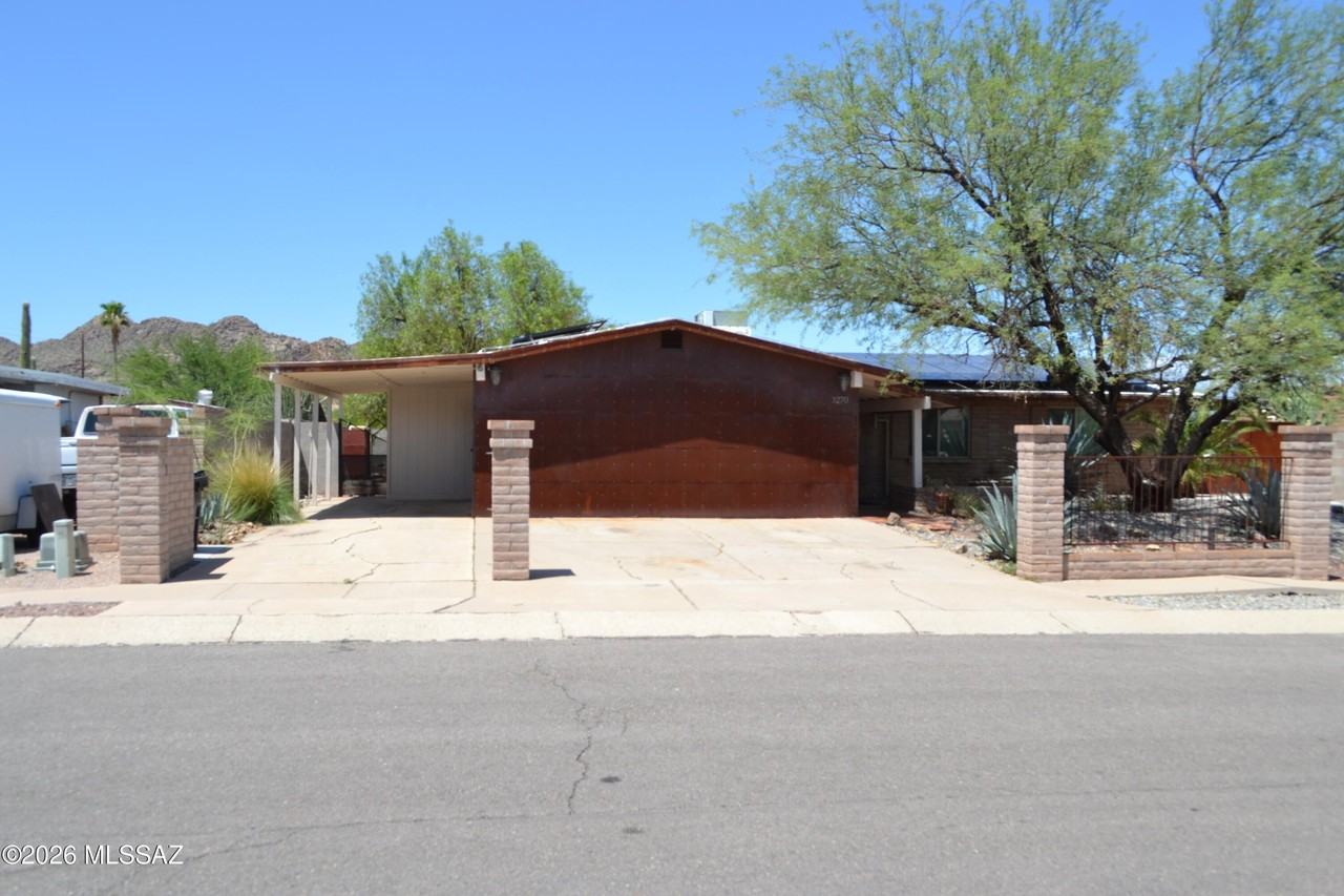 3270 W Capistrano Rd - Photo 2 of 48