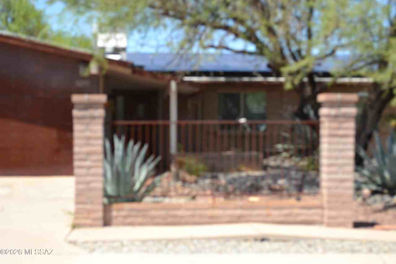 3270 W Capistrano Rd - Photo 3 of 48