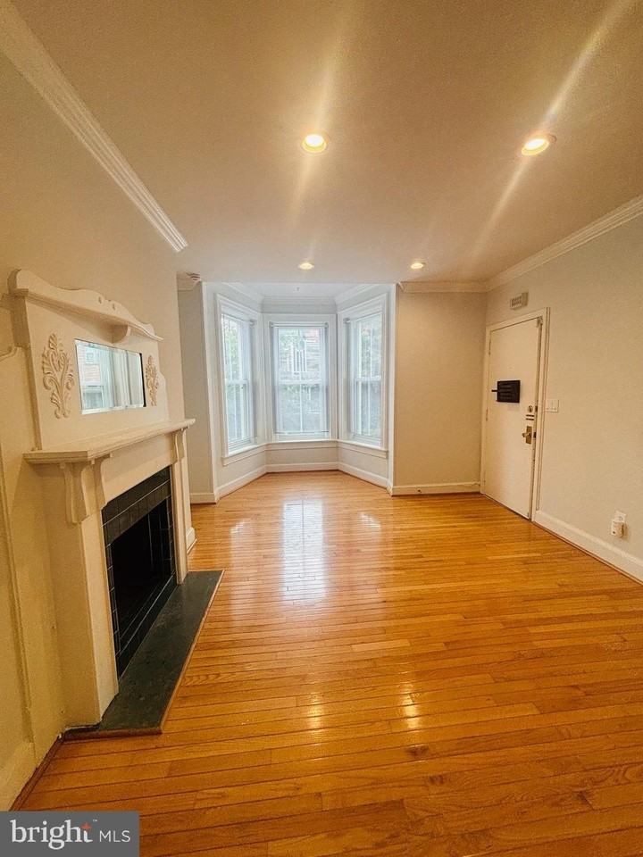 225 10th St Ne #1 - Photo 2 of 19