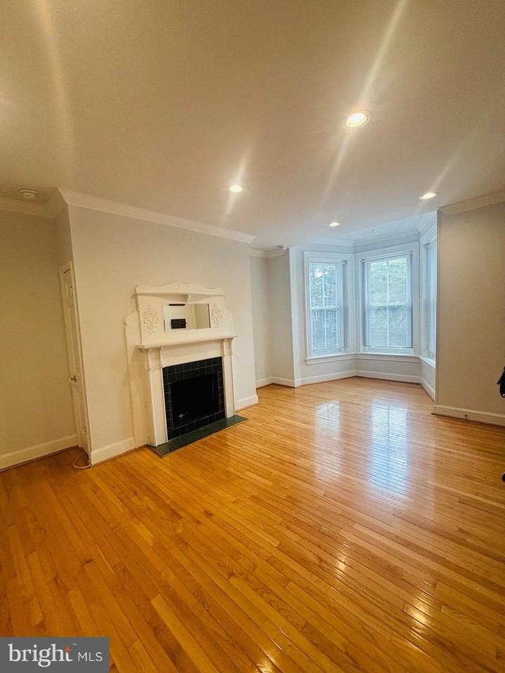 225 10th St Ne #1 - Photo 3 of 19