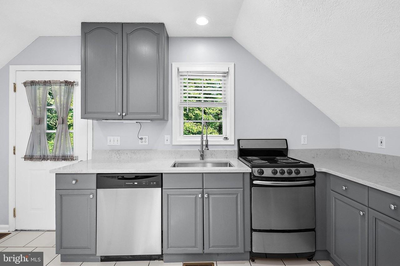587 A St #R - Photo 4 of 29