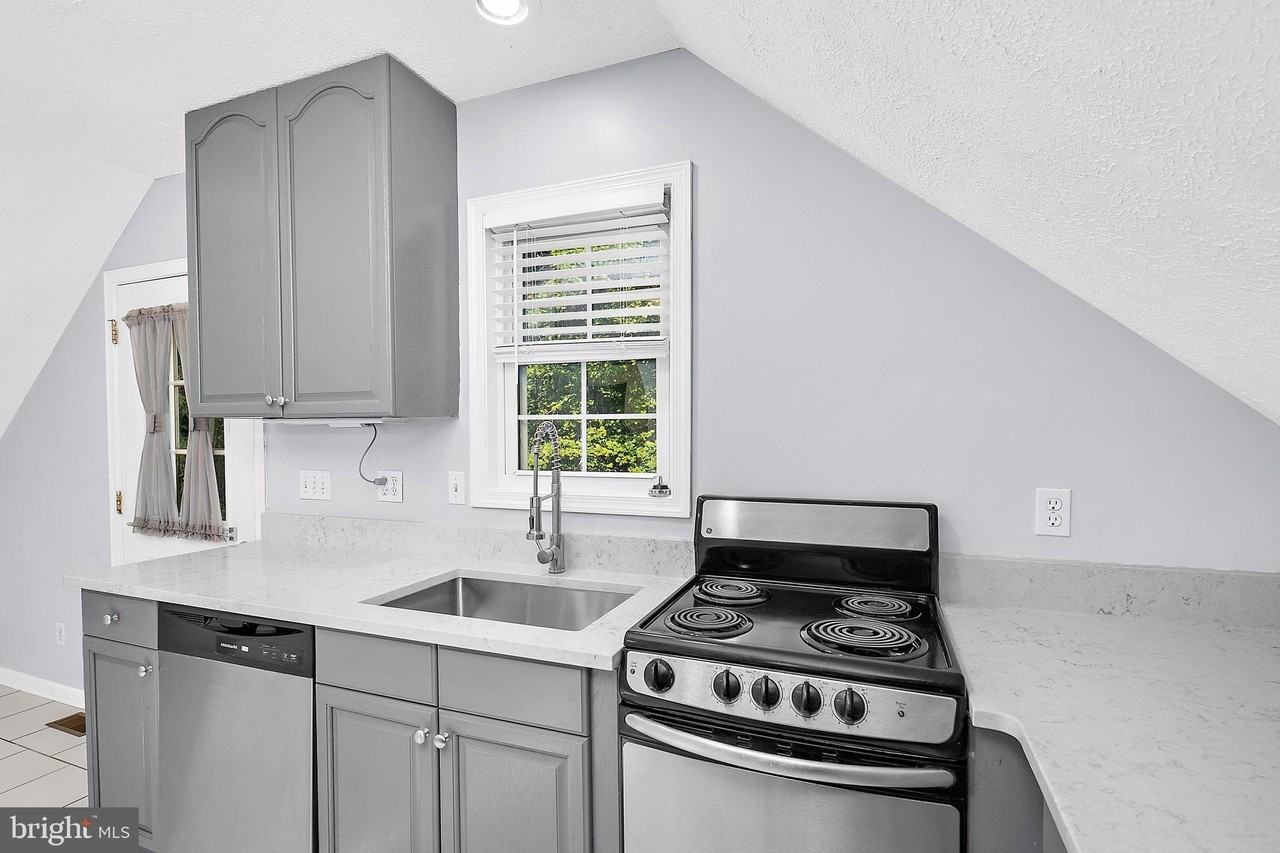 587 A St #R - Photo 7 of 29