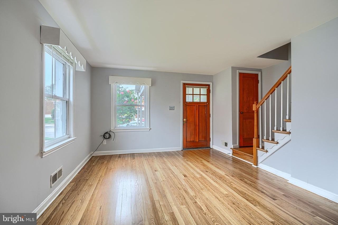 7114 Greenwood Ave - Photo 5 of 23