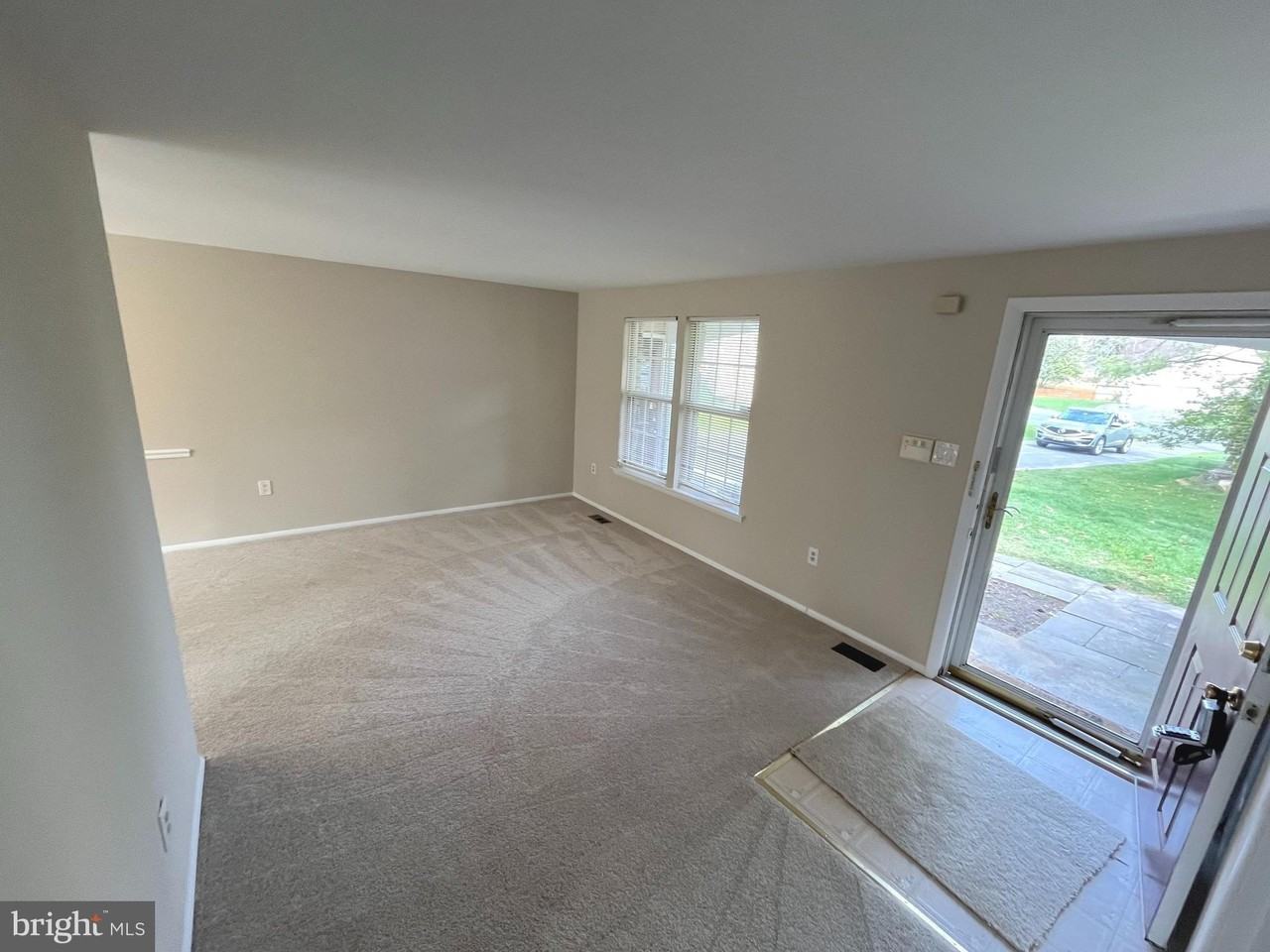 15705 Anamosa Dr - Photo 3 of 30