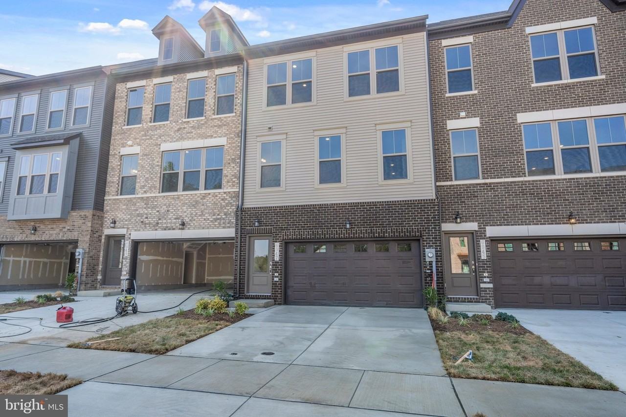 6947 Gladebrook Rd - Photo 2 of 37