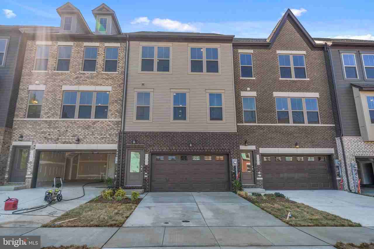 6947 Gladebrook Rd - Photo 3 of 37