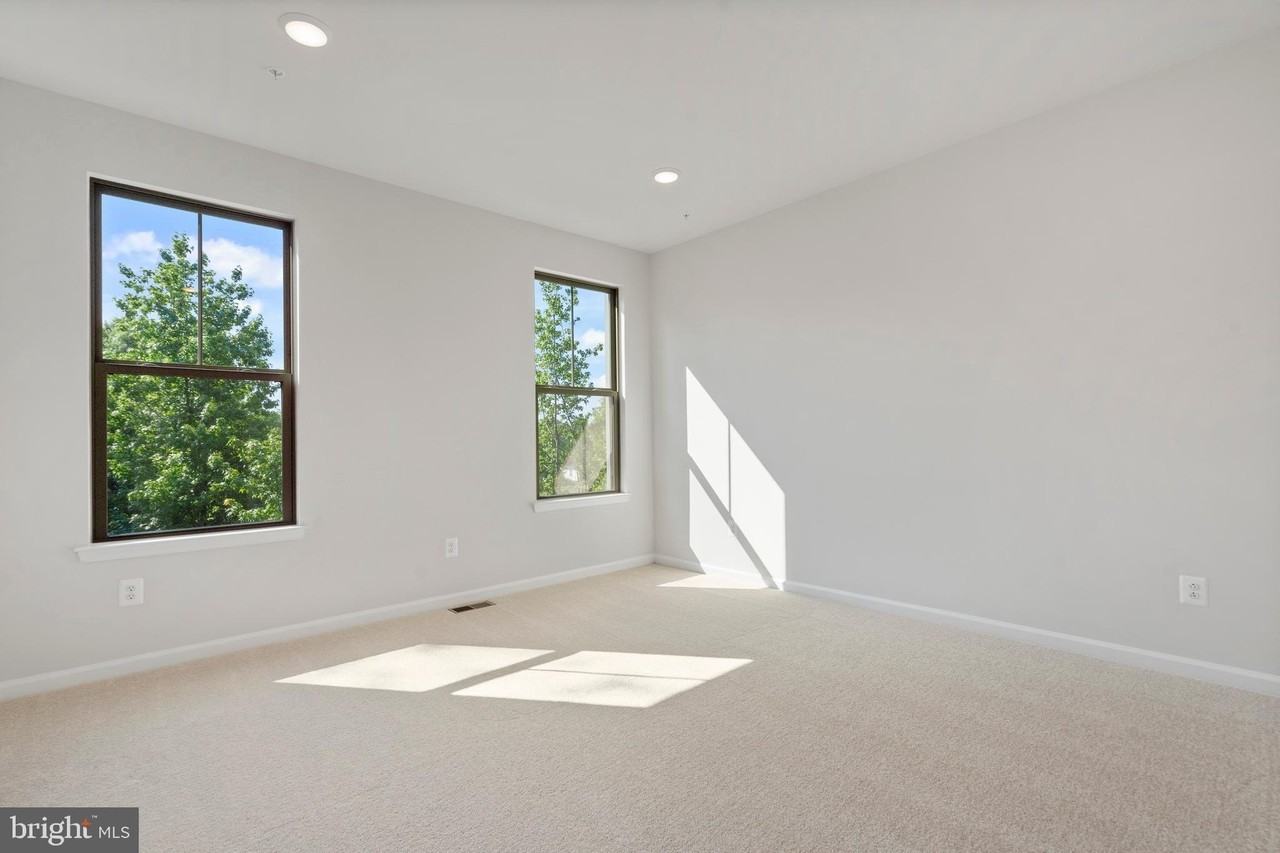 6947 Gladebrook Rd - Photo 4 of 37