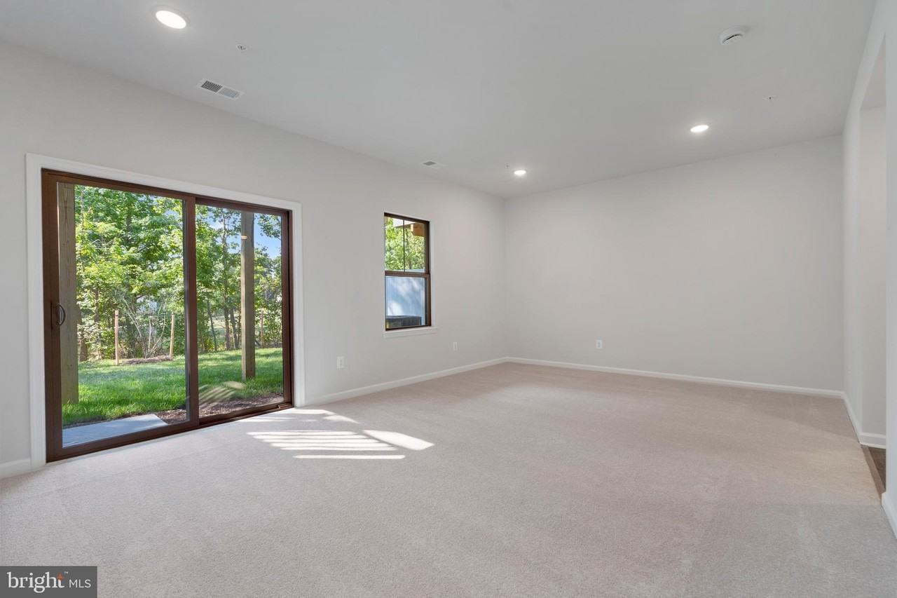6947 Gladebrook Rd - Photo 5 of 37
