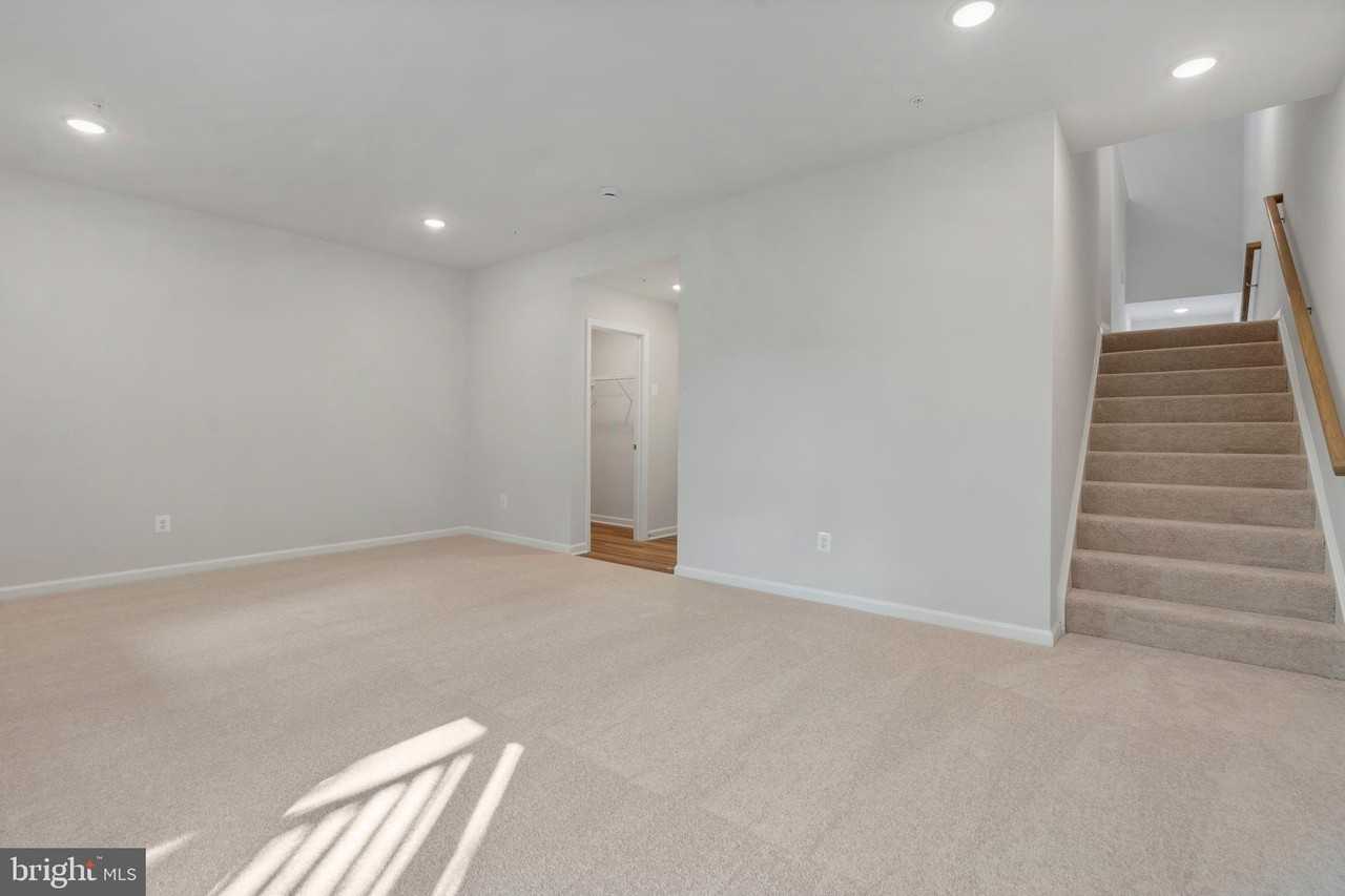 6947 Gladebrook Rd - Photo 6 of 37
