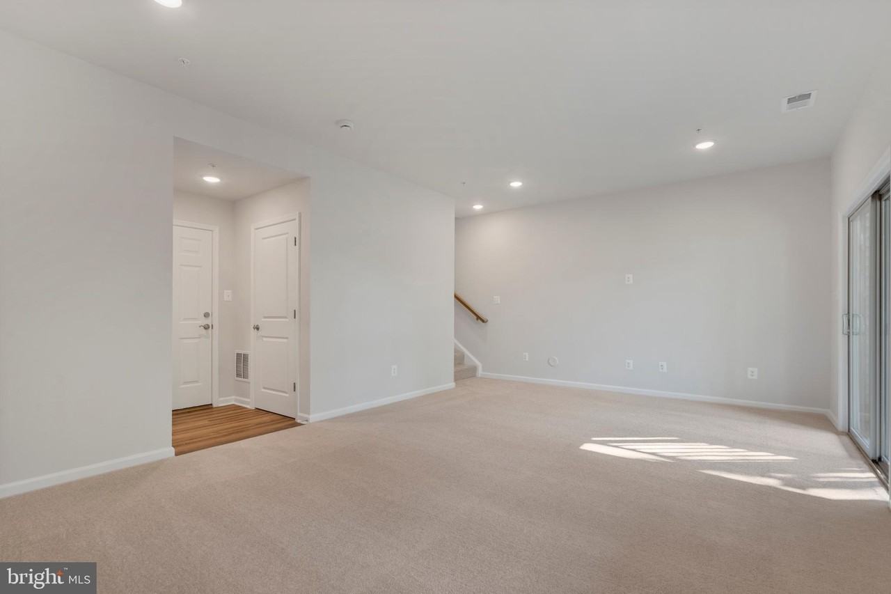 6947 Gladebrook Rd - Photo 7 of 37