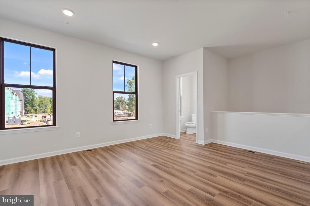 6947 Gladebrook Rd - Photo 4 of 38