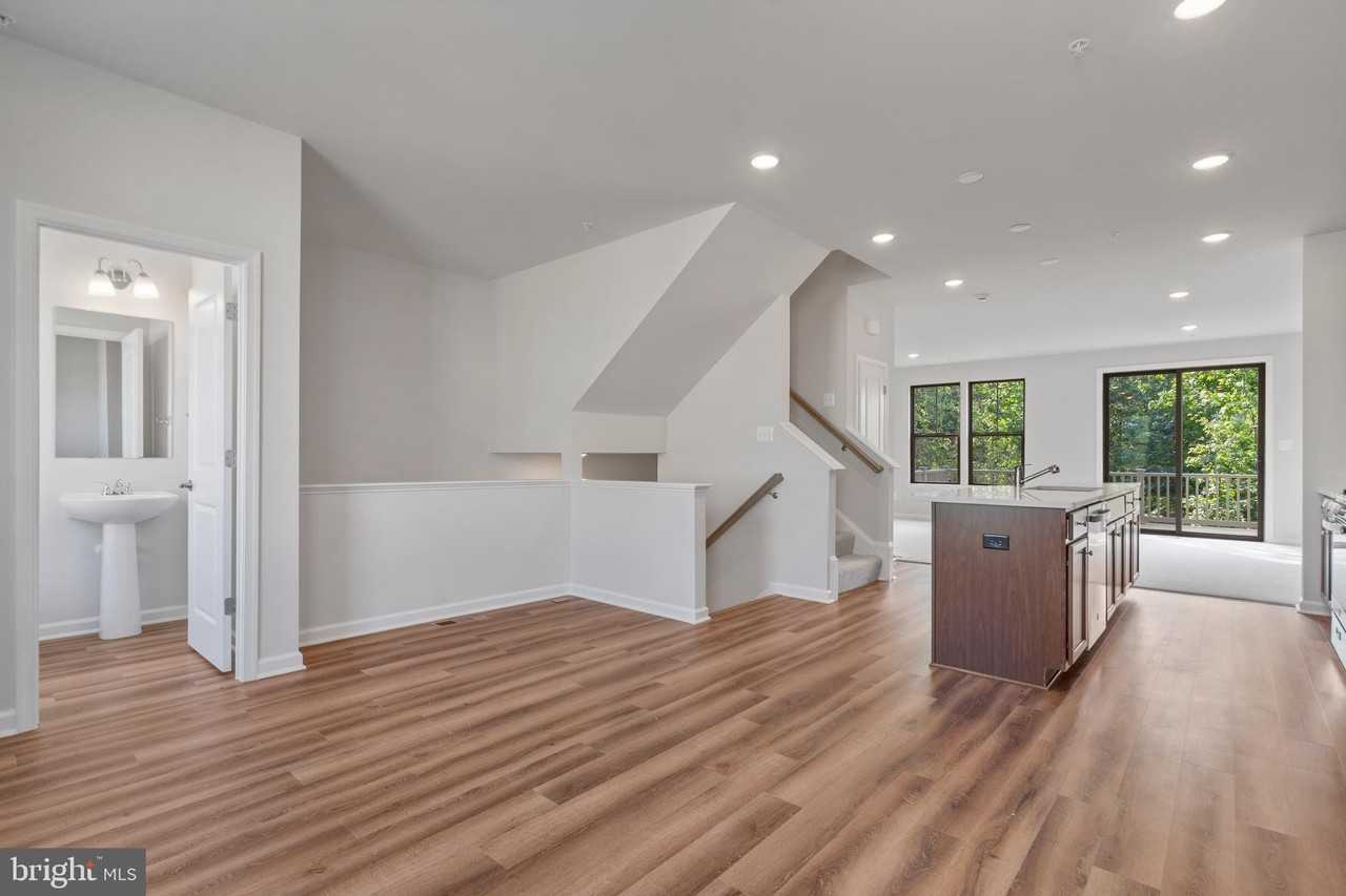 6947 Gladebrook Rd - Photo 5 of 38