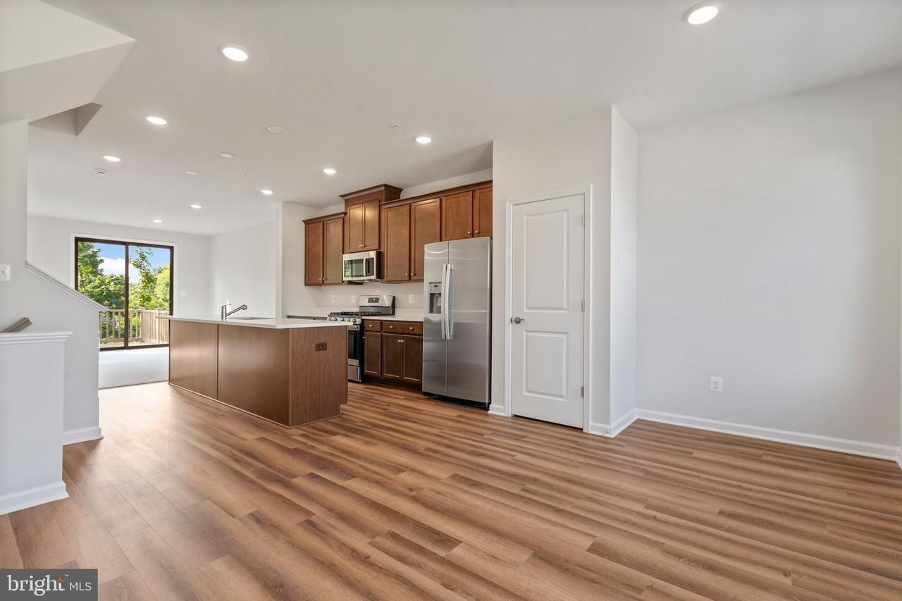 6947 Gladebrook Rd - Photo 6 of 38
