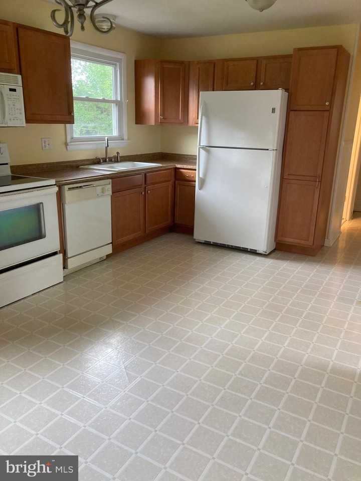 13910 Countryside Dr - Photo 3 of 12