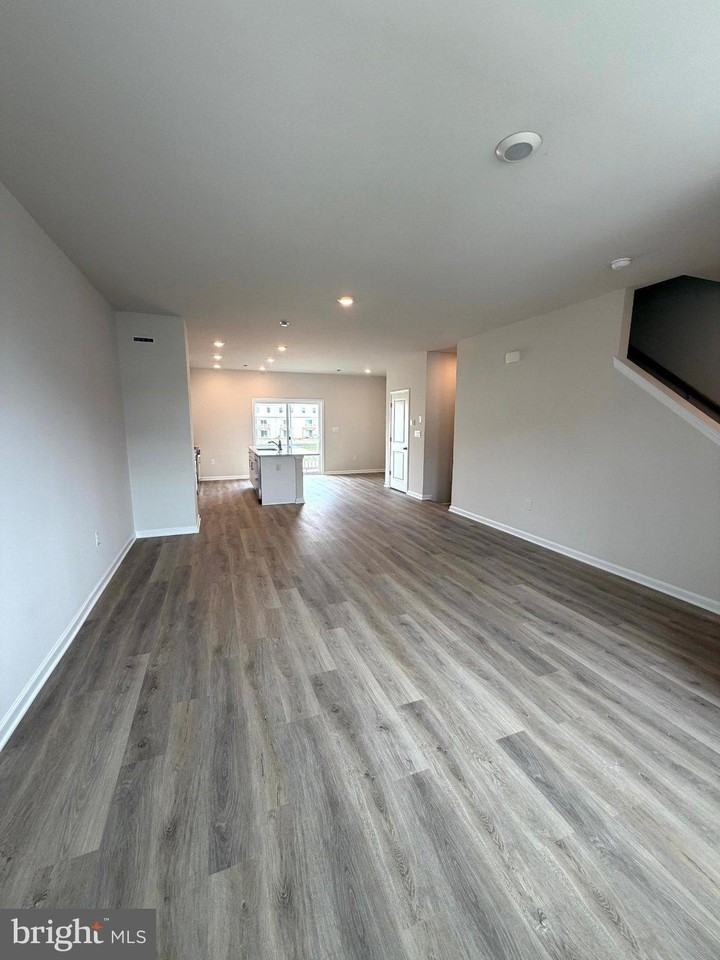 Essex Dr - Photo 5 of 12