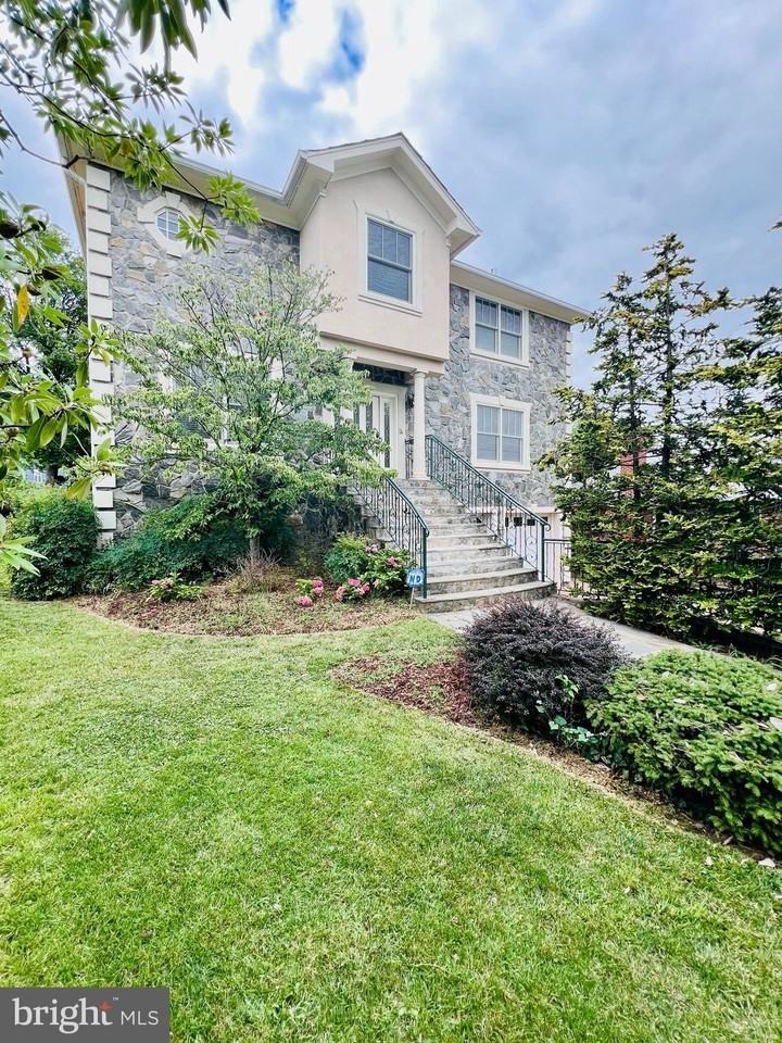 2138 Patrick Henry Dr - Photo 2 of 50