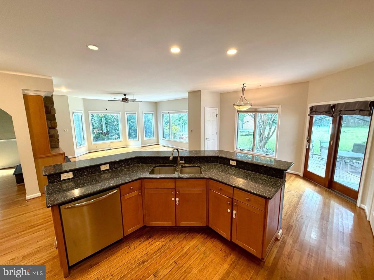 904 Lincoln Ave - Photo 4 of 15