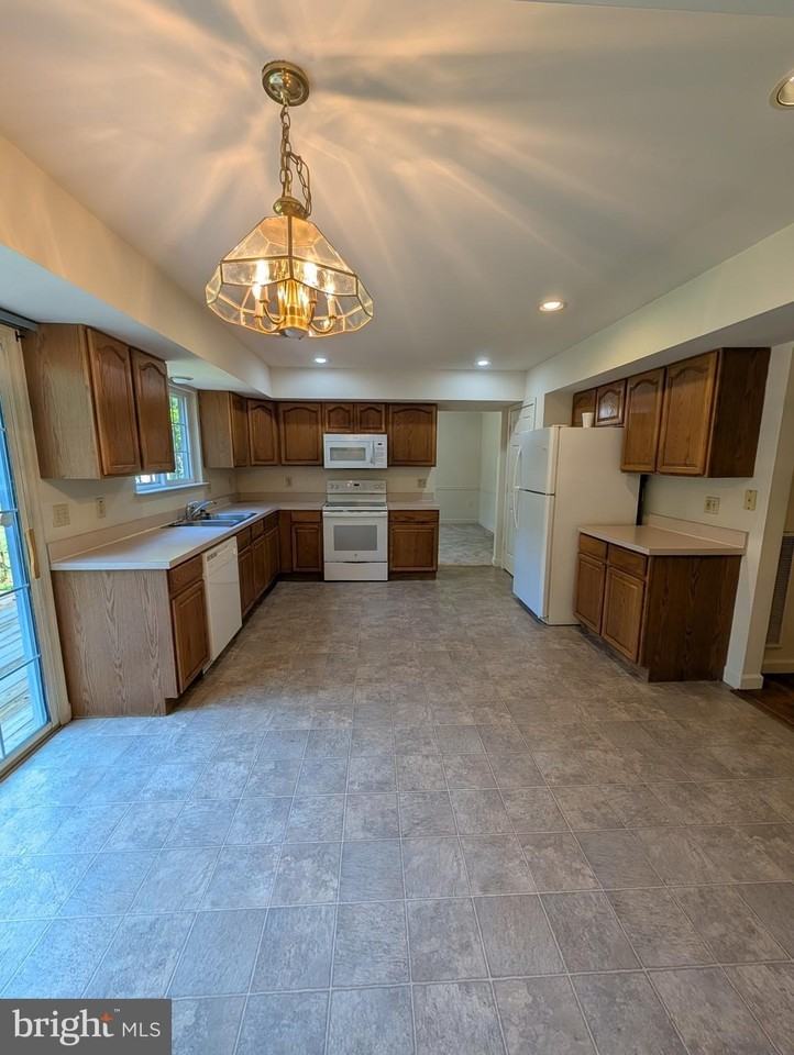 12904 Arsenal Ct - Photo 5 of 35