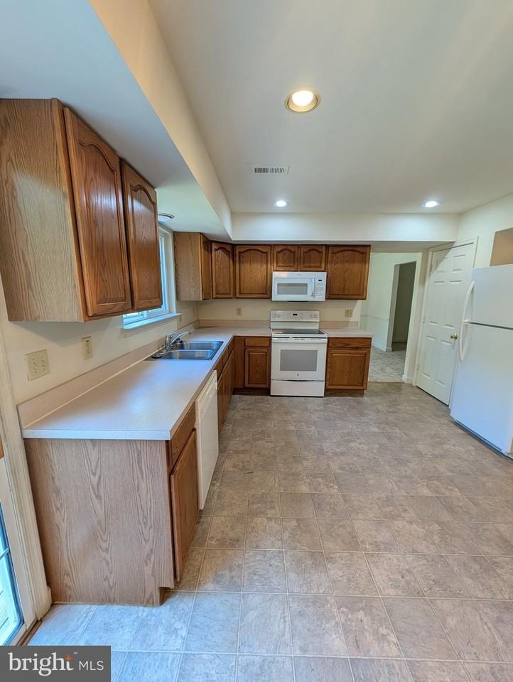 12904 Arsenal Ct - Photo 7 of 35