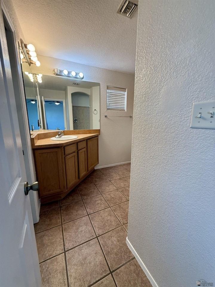11800 E Eclipse Ct - Photo 7 of 16
