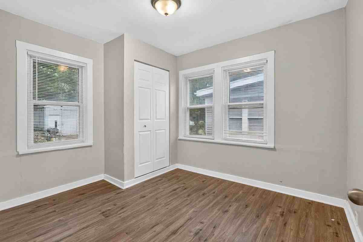 9006 Baroda Ave - Photo 4 of 40