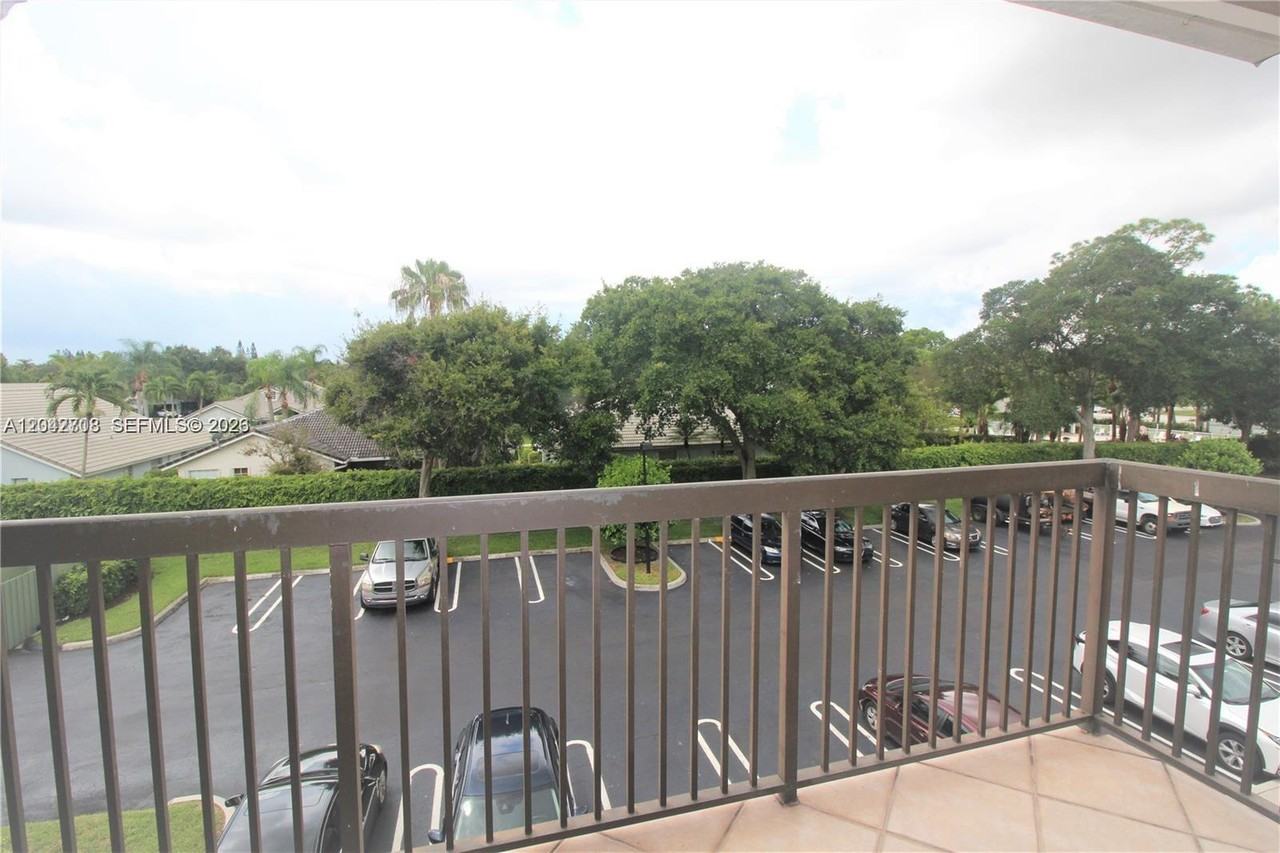 5641 Riverside Dr #303B1 - Photo 4 of 8
