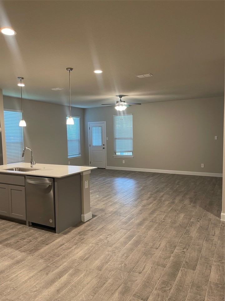 15537 Putney Way - Photo 3 of 16