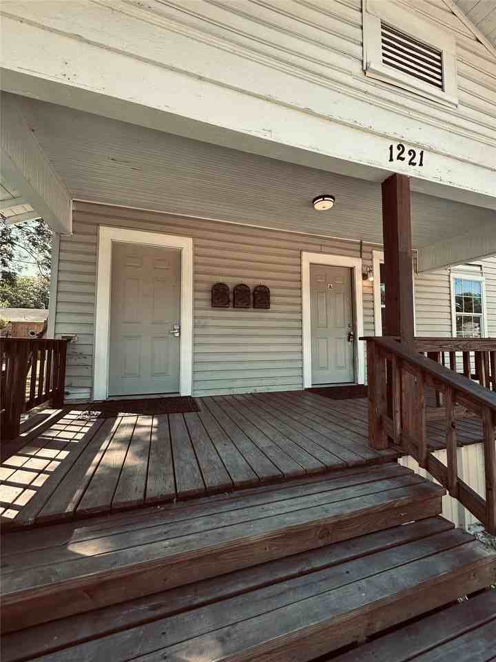 1221 W 2nd Ave #B - Photo 2 of 12