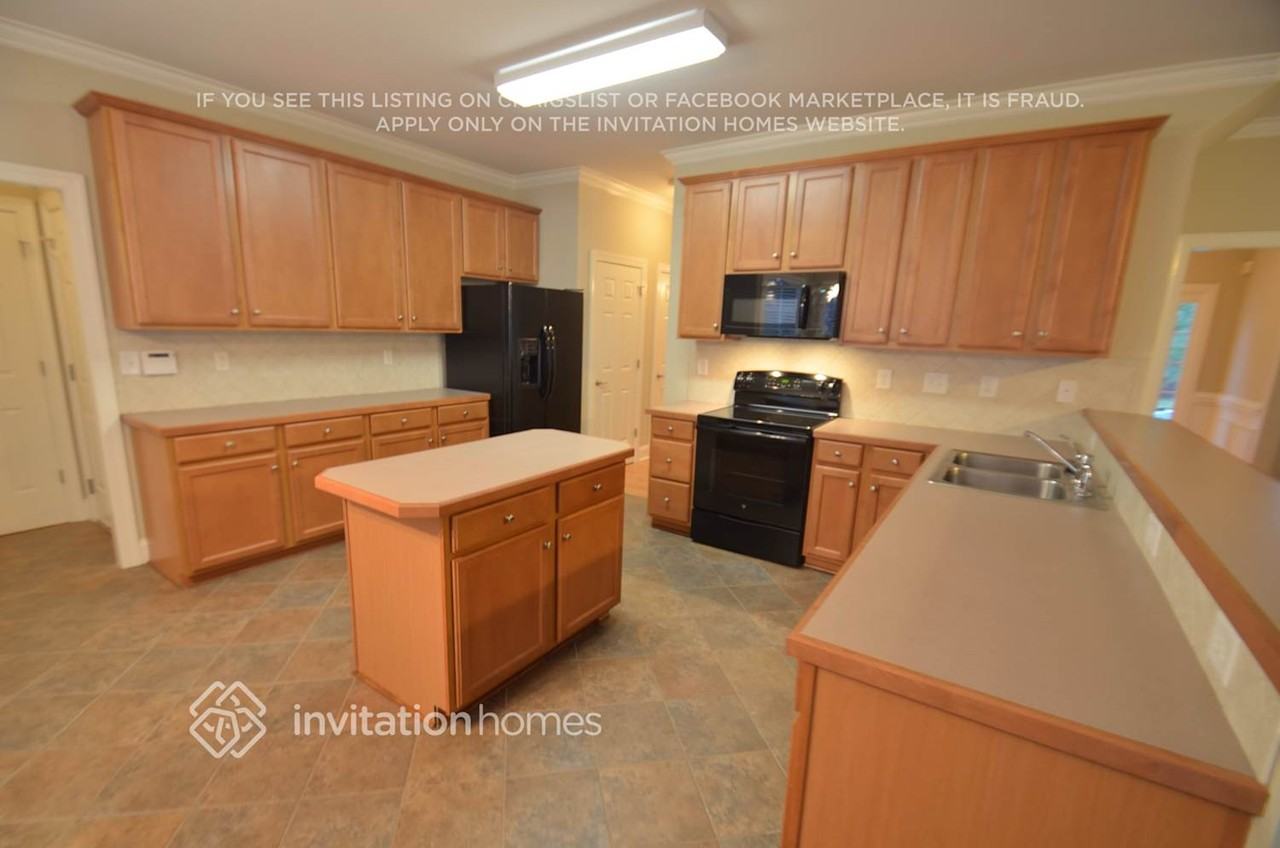 2010 Sentinel Dr - Photo 3 of 8